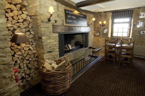 The Bird In Hand Inn, Witney Buitenkant foto